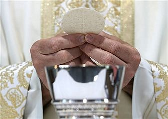 Eucharist assures believers that Christ is victorious, cardinal says