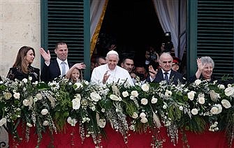 Pope urges Maltese officials to remember country's history of welcome