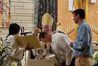 At Easter Vigil, Bishop emphasizes that ‘Easter is about glory and triumph’ 