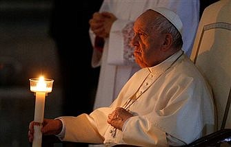 Risen Christ brings peace to broken world, Pope says at Easter Vigil