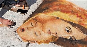 Marian chalk artist uses unique canvas