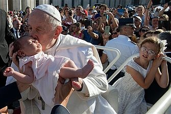 Look to the future, not to the past, Pope tells families