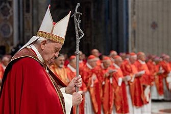 Pope at pallium Mass: Church must go out to 'meet the world'