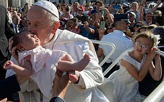 Miren al futuro, no al pasado, dice el papa a familias