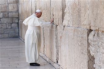 Dialogue prevents religious extremism, Pope tells Jewish group