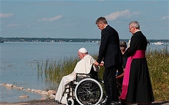 Con peregrinos indígenas, Papa visita lago conocido por aguas curativas