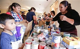 Parroquia, Caridades Católicas proveen agua y comida a inmigrantes de Florida después de Ian