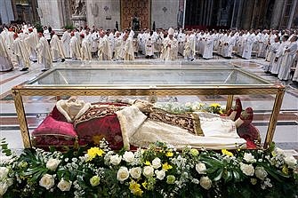 Pope prays for unity of Church as he celebrates anniversary of Vatican II