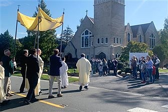 Bishop, Middletown parish celebrate consecration of new diocesan shrine