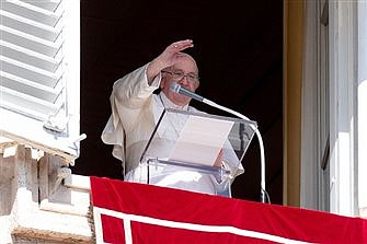 Prayer revitalizes the soul, Pope says at Angelus