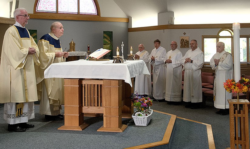 Diaconate community remembers deceased deacons at Memorial Mass