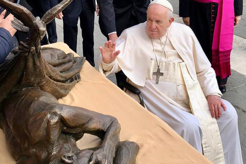 Pope blesses 'begging statue' that will help Vincentians build homes