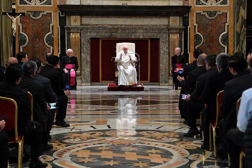 Seminaries don't form 'supermen,' but humble servants, pope says