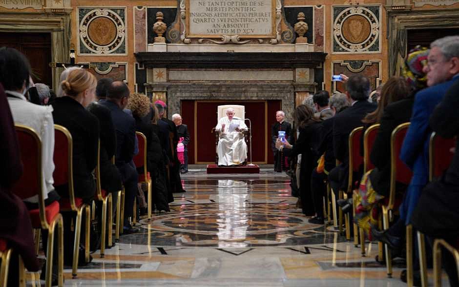 Diversidad de voces preserva la unidad, dice papa a comunicadores