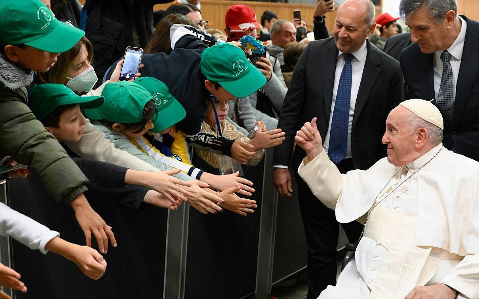 'Sueñen en grande', tomen pequeños pasos por la paz todos los días, dice Papa a estudiantes