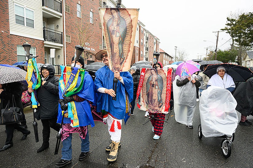 Peregrinos enérgicos llevan a Nuestra Señora de Guadalupe antorchas a casa  