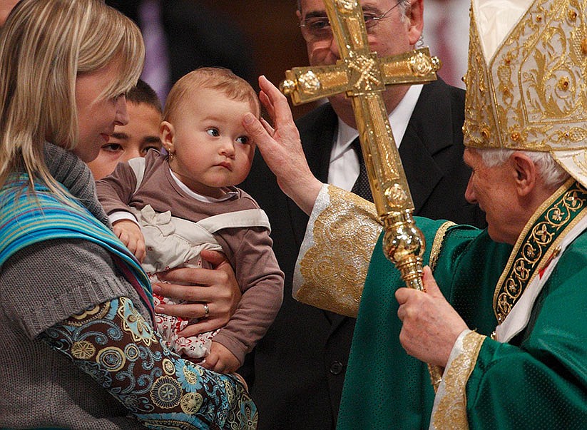 UPDATE: Pope Francis asks prayers for ailing Pope Benedict