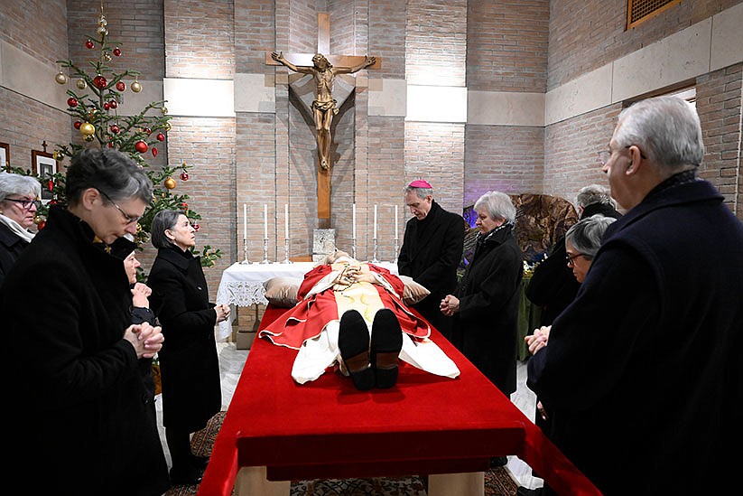 Pope Benedict's body solemnly, lovingly carried to St. Peter's Basilica