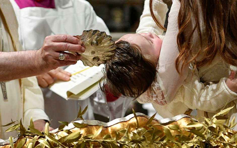 El Papa bautiza a bebés e insta a padres a enseñarles a orar