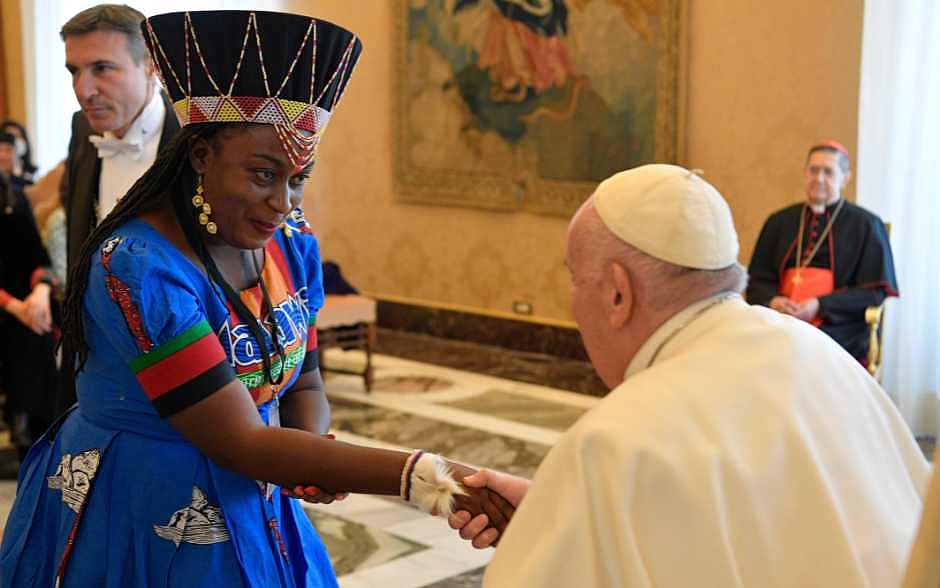 Women help religions share wisdom, promote peace, Pope says