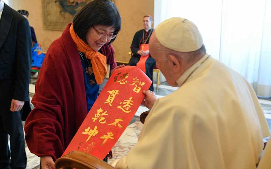 Las mujeres ayudan a las religiones a compartir sabiduría y promover la paz, dice el Papa