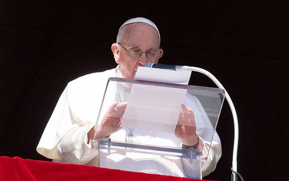 Pope clarifies rules limiting celebration of pre-Vatican II Mass