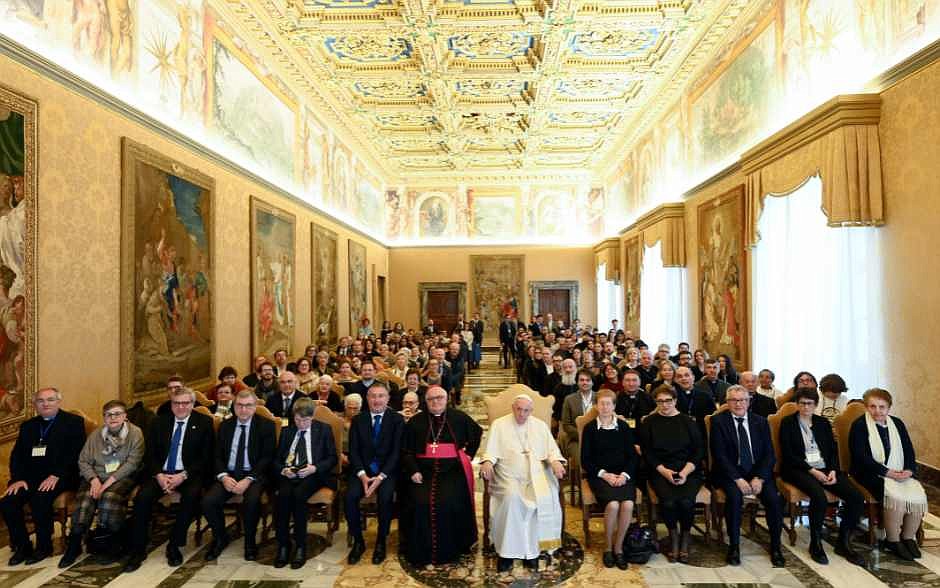 Ayudar y acoger a los demás crea una cultura de fraternidad, dice el Papa  
