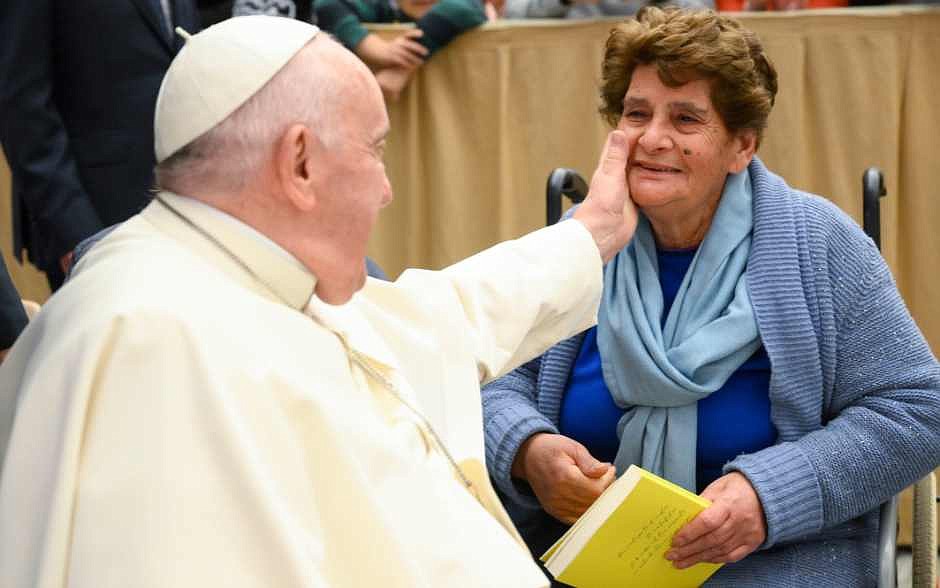 To build strong parish life, avoid gossip, Pope says