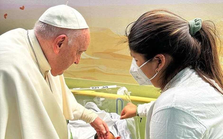 Pope set to leave hospital after three-day stay for bronchitis