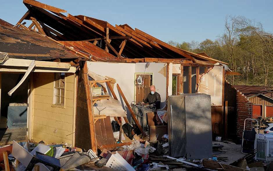 ACTUALIZACIÓN: Feligreses se refugiaron en la oración mientras tornados arrasaron el centro de EE.UU. y cobraron al menos 21 vidas