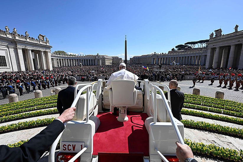 Pope prays that Easter joy would break through gloom of sin, war