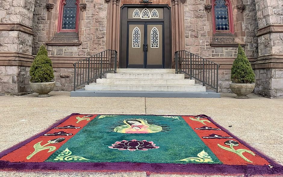La parroquia de Trenton honra su patrimonio cultural durante el Vía Crucis el Viernes Santo