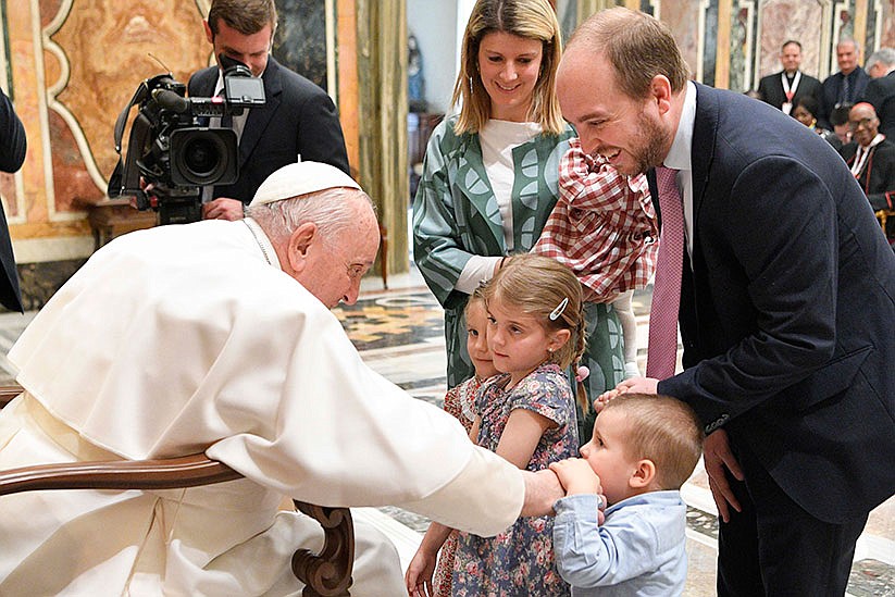 Pope: Laity share baptismal call to ministry, service 