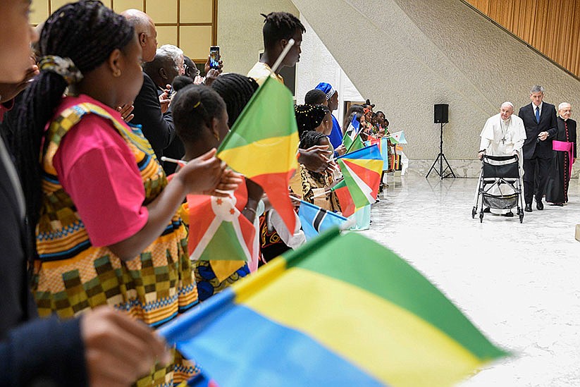 Pope asks African young people to be ambassadors of peace